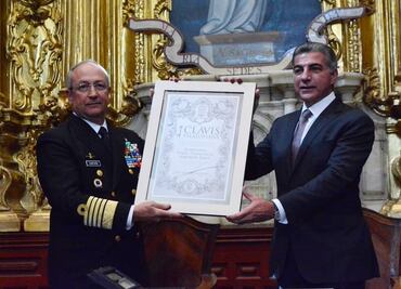 Condecoran a secretario de Marina con la Clavis Palafoxiana en Puebla