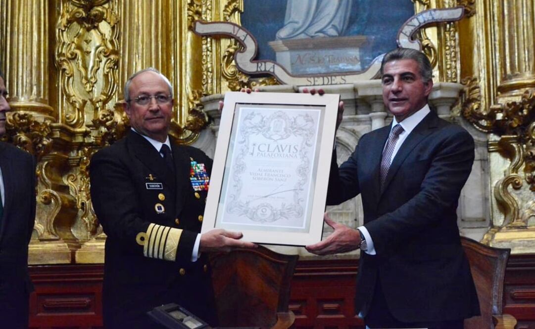 El secretario de Marina, Vidal Francisco Soberón Sanz, con el gobernador del estado de Puebla, Tony Gali (Foto: especial)