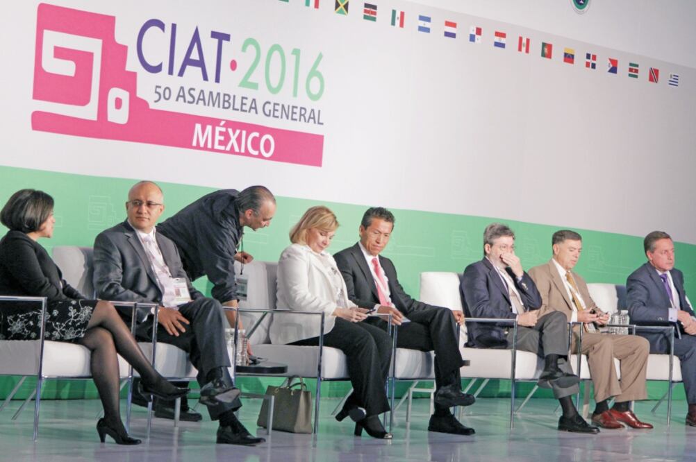 Participantes en la asamblea tibutaria interamericana, en la que estuvo Aristóteles Núñez, jefe del SAT (quinto a la izq.) (CARLOS MEJÍA. EL UNIVERSAL)
