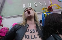 Feministas de Pussy Riot y FEMEN protestan en la Bienal de Venecia por el regreso de Rusia