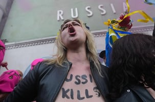 Feministas de Pussy Riot y FEMEN protestan en la Bienal de Venecia por el regreso de Rusia