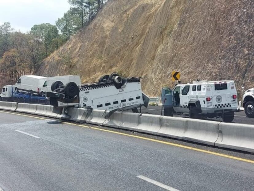 Vuelca camión de equipo táctico de la Guardia Nacional en Michoacán