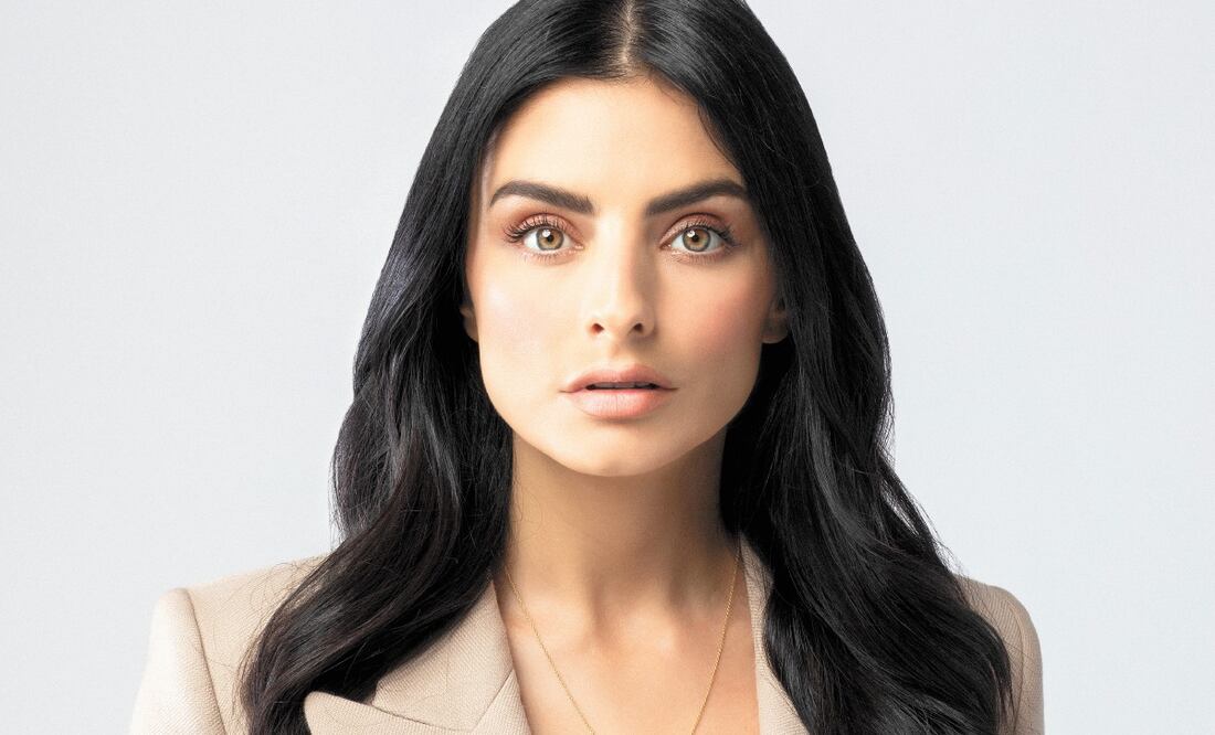 Aislinn interpreta a una asistente virtual en la historia. Aislinn Derbez
