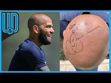 Dani Alves y el insólito autógrafo para un fan de los Pumas