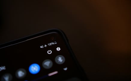 ¿Qué pasa si no usas el modo avión durante un vuelo?