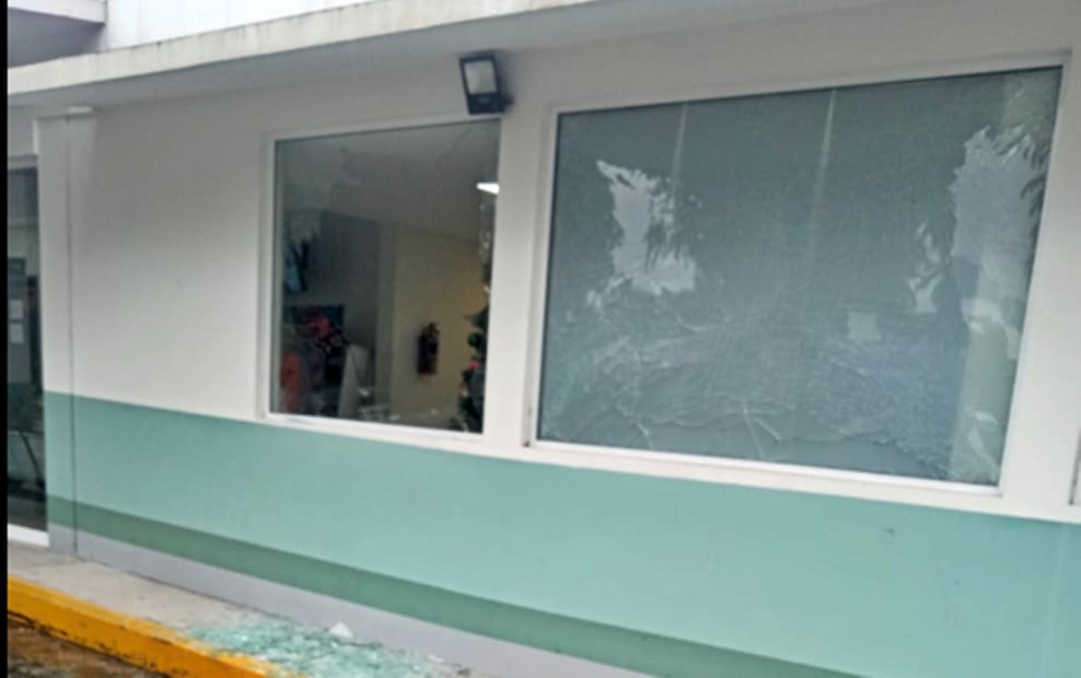 Un vehículo con explosivos estalló afuera de la comandancia de la Policía Comunitaria de Coahuayana, Michoacán. Foto: especial