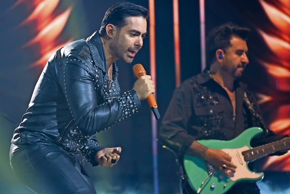 Ernesto D’ Alessio en una de sus interpretaciones de la emisión dominical. Foto: Televisa / Univision