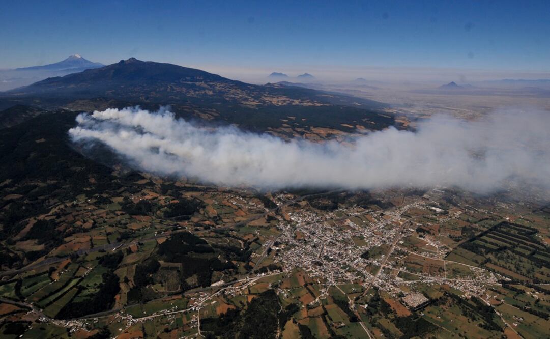 El fuerte incendio forestal que se registra desde ayer en la zona montañosa central de Veracruz ha consumido casi 500 hectáreas de bosques de pino.