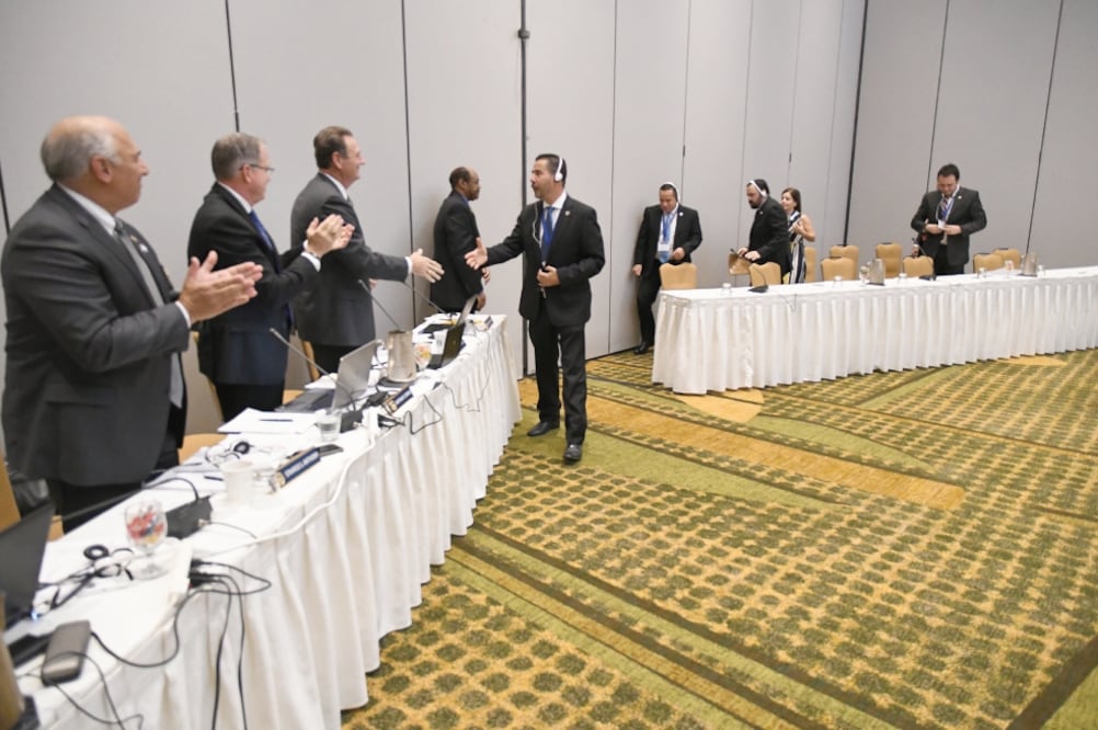 El titular de la SSP estatal, Alvar Cabeza de Vaca Appendini, recibió el premio Triple Arco a la Excelencia de los directivos de la CALEA durante una conferencia en Jacksonville, Florida (CORTESÍA DE LA SSP DE GUANAJUATO)