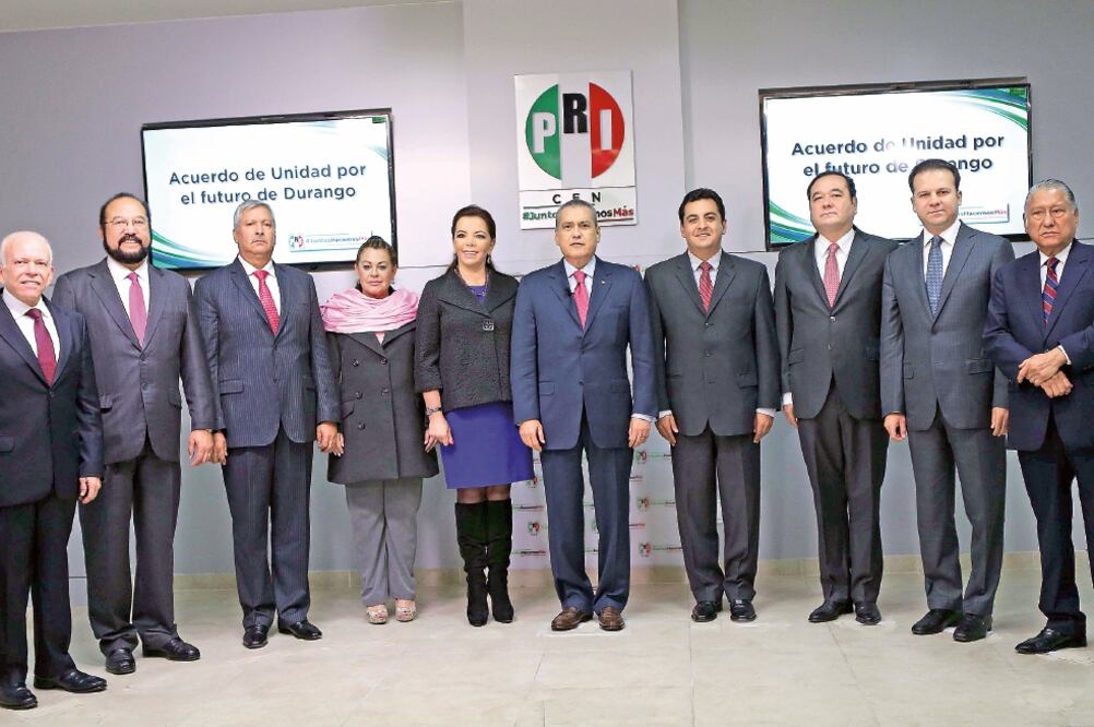 El líder nacional de PRI, Manlio Fabio Beltrones Rivera (al centro), se reunió ayer en privado con aspirantes de su partido a la gubernatura de Durango (ESPECIAL)