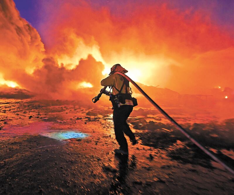 Un bombero trabajó con su equipo toda la noche para combatir un incendio en East Cypress Road en Knightsen, California. JOSE CARLOS FAJARDO. AP