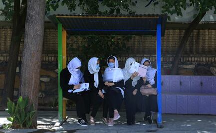 Niñas afganas vuelven a la escuela en Herat tras la entrada de los talibanes