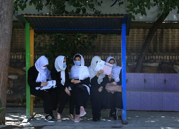 Niñas afganas vuelven a la escuela en Herat tras la entrada de los talibanes