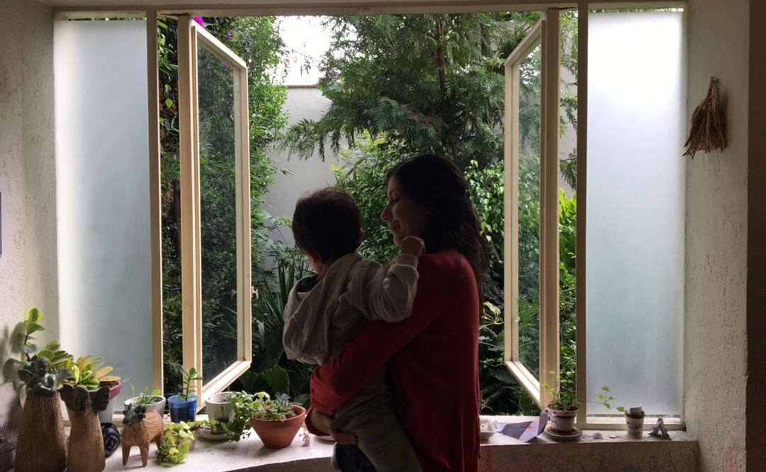 Jazmina Barrera, escritora y editora, posa con su hijo Silvestre. Foto: cortesía
