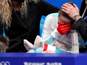 Kamila Valieva se desborda en llanto tras quedar en cuarto lugar en Beijing 2022