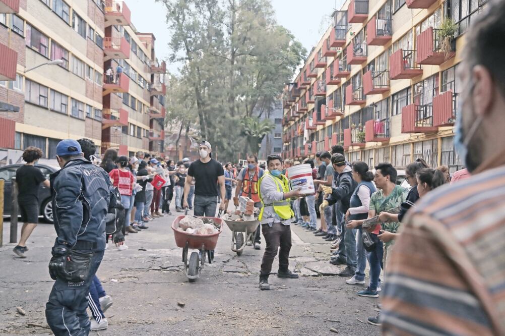 Vecinos y voluntarios hicieron cadena humana para apoyar en las inmediaciones de Los Montes, esquina con Calzada de Tlalpan (ALEJANDRO ACOSTA. EL UNIVERSAL)