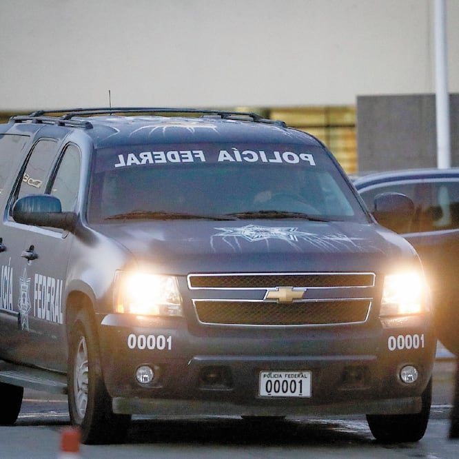 La exsecretaria de Estado fue trasladada al amanecer al penal femenil de Santa Martha Acatiltla en una camioneta de la Policía Federal. DIEGO SIMÓN SÁNCHEZ. EL UNIVERSAL