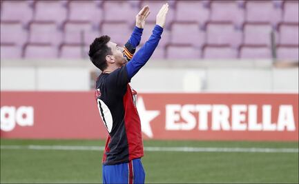 Messi rinde homenaje a Maradona durante partido del Barcelona