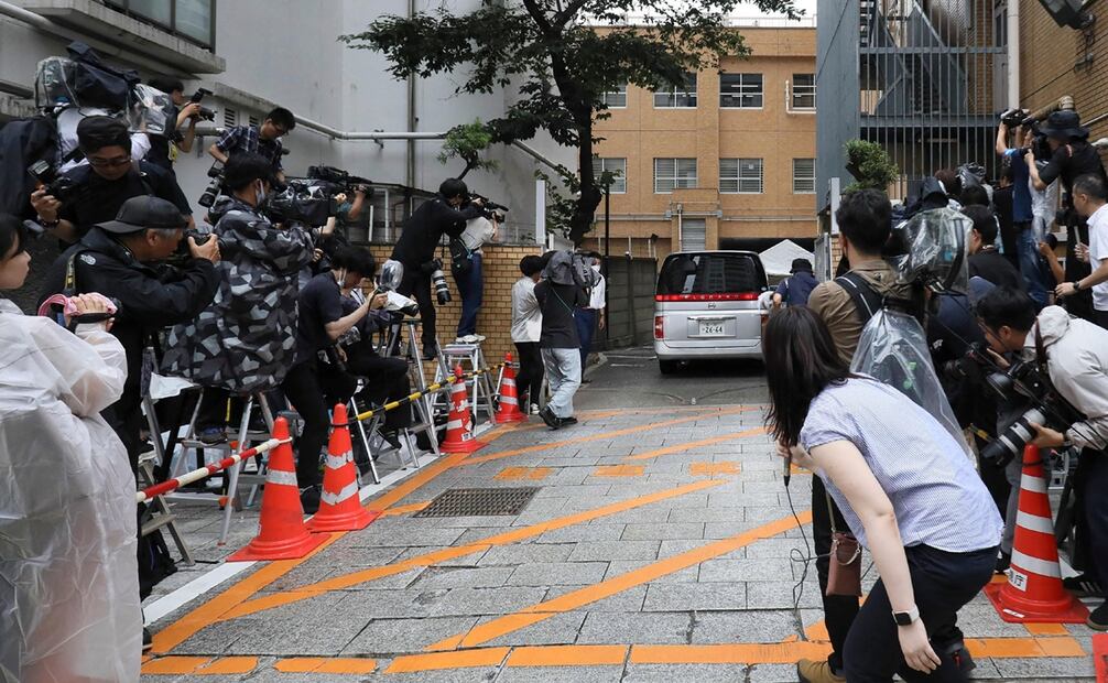 Así entró el actor a la estación de policía de Meguro, en Tokio tras su detención. Foto: AFP