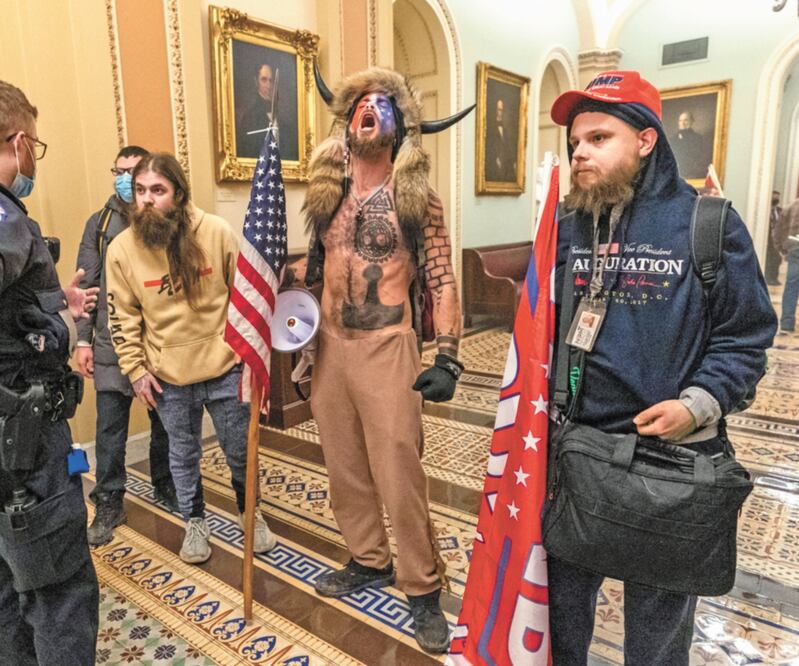 Manifestantes pro Trump se enca raron ayer con policías, tras irrumpir en el Capitolio. Foto: MANUEL BALCE CENETA. AP