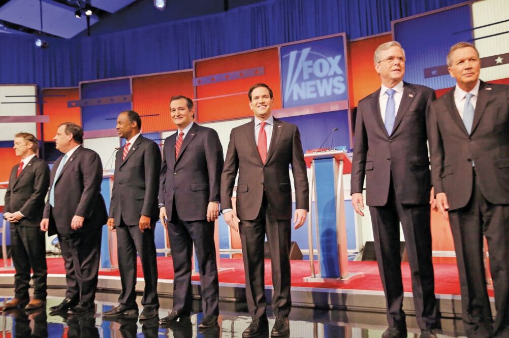 Los participantes en el último debate republicano, ayer, en Des Moines, Iowa, antes de los caucus del lunes (asambleas partidarias) en ese estado (CARLOS BARRIA. REUTERS)