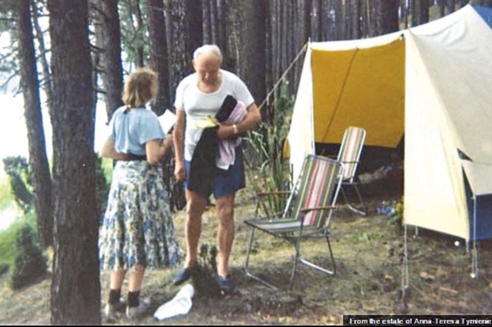 Las imágenes que divulga la BBC muestran a Karol Wojtyla y a la filósofa Anna-Teresa Tymieniecka en una excursión (TOMADAS DE ARTÍCULO DE BBC NEWS)