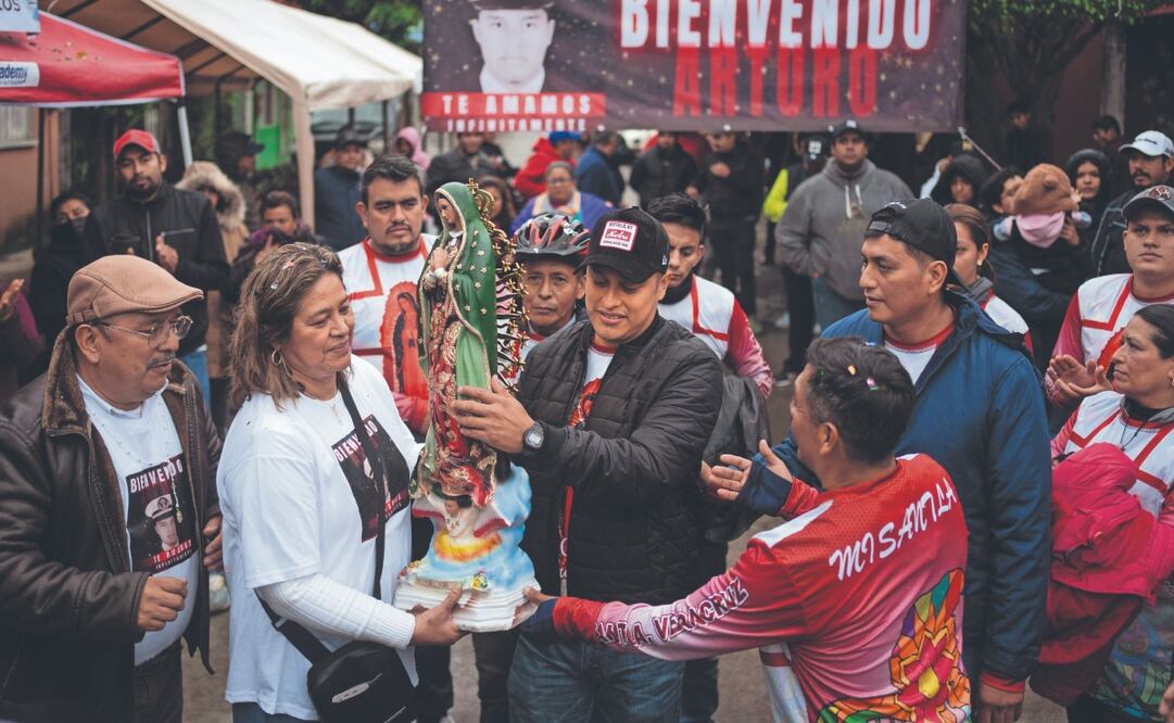 Arturo Zacarías recibió a la Virgen de Guadalupe en la ceremonia de bienvenida en Misantla, Veracruz. Días después de que fue liberado en Yemen. Foto: de Félix Márquez AP