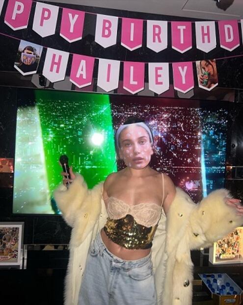 Hailey Bieber celebra su cumpleaños con sexy top de lentejuelas