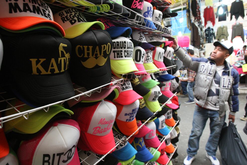 Un hombre observa gorras con la leyenda "King Chapo", en referencia a Joaquín "el Chapo" Guzmán, que es ofertada en el mercado de Tepito (MARIO GUZMÁN. EFE)