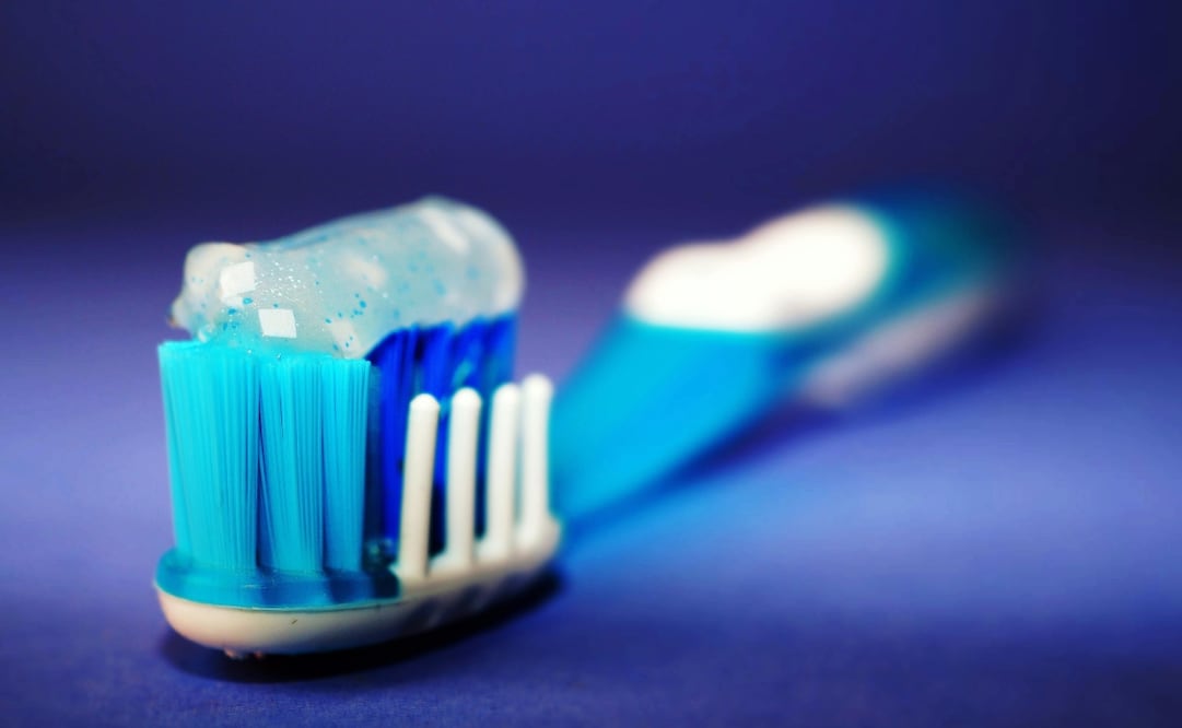 Cofepris retira del mercado la pasta de dientes; podría causar irritación, dolor bucal y sensibilidad dental. Foto: pexels