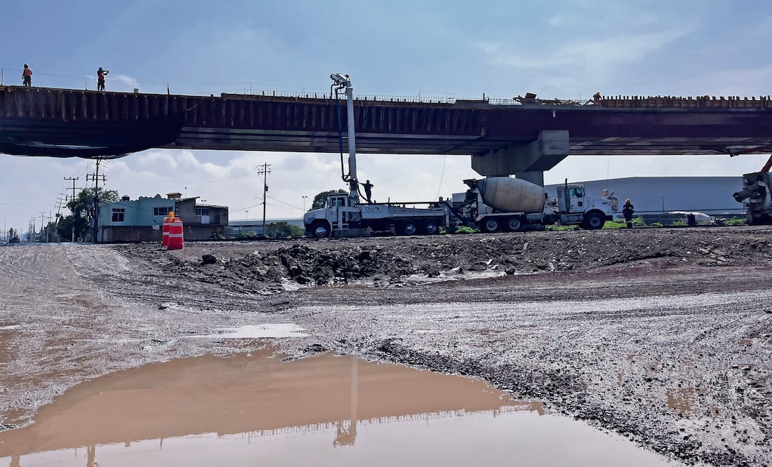 La vialidad por la avenida Recursos Hidráulicos se complica por los baches, encharcamientos y lodo. Foto de Arturo Contreras. El Universal