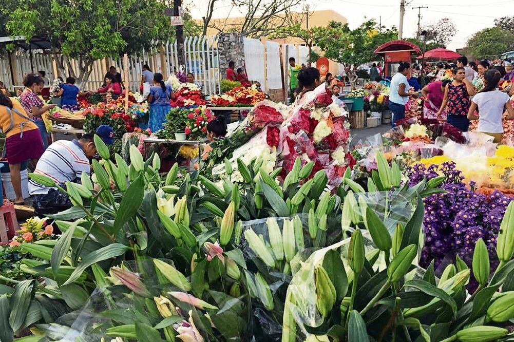 Quienes visitan a sus familiares en los panteones compran un arreglo floral de 200 pesos. Afirman que así les sale más barato que comprar las flores sueltas (CORTESÍA RAMÓN BRAGAÑA)