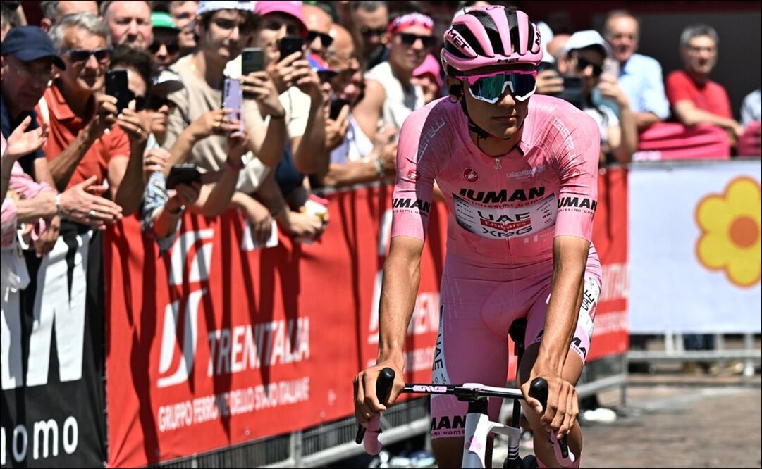 El ciclista mexicano Isaac del Toro no pudo conservar la Maglia Rosa / FOTO: EFE