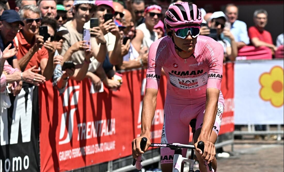El ciclista mexicano Isaac del Toro no pudo conservar la Maglia Rosa / FOTO: EFE