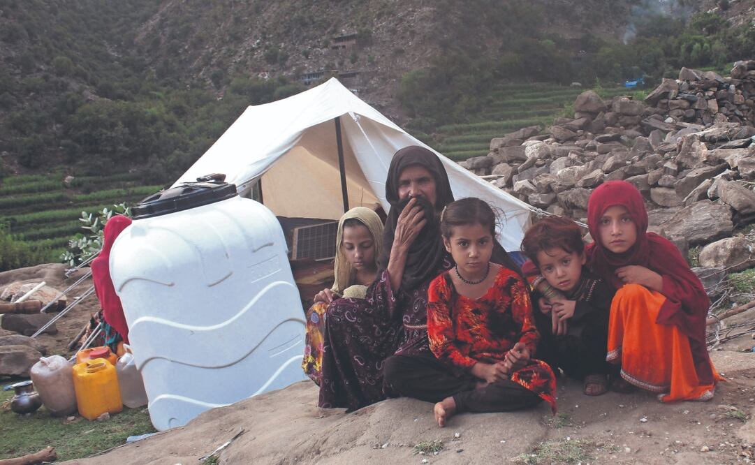 Una familia afgana en un campamento improvisado luego de huir de sus hogares tras un terremoto en la provincia de Kunar. Foto: de AFP