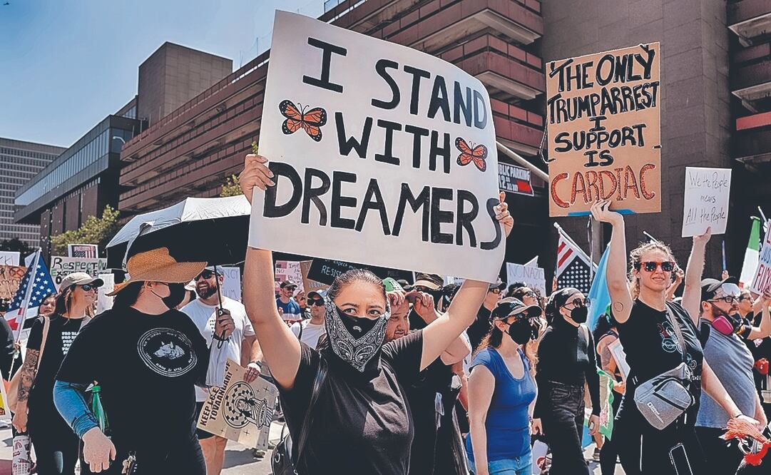Una manifestante lleva una pancarta que dice “Apoyo a los dreamers”, durante una protesta contra Trump en Los Ángeles. Foto: de Richard Vogel. AP