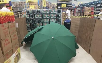 Muere hombre en supermercado de Brasil; cubren su cuerpo con sombrillas