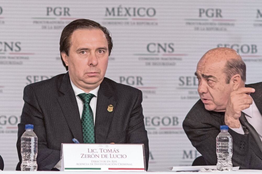 El ex director de la Agencia de Investigacion Criminal de la PGR, Tomas Zeron de Lucio, y el ex titular de la PGR, Jesus Murillo Karam. Ambos dejaron el cargo por controversias en el caso Iguala (ARCHIVO EL UNIVERSAL)