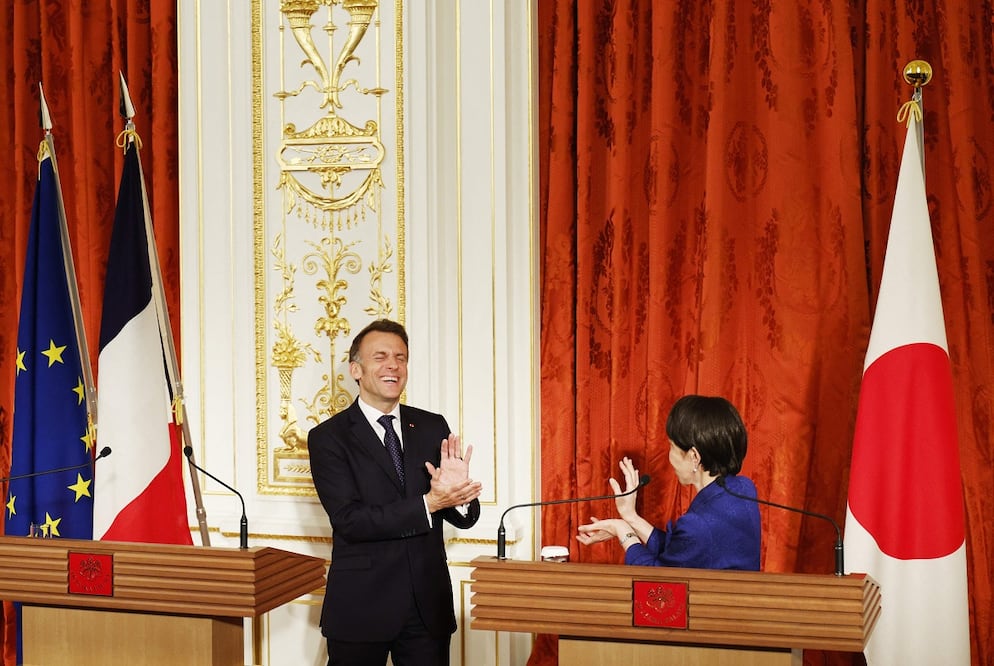 La primera ministra de Japón, Sanae Takaichi, y el presidente francés, Emmanuel Macron, hacen el Kamehameha de Dragon Ball, al término de su conferencia de prensa, en el Palacio Akasaka de Tokio. FOTO: AFP