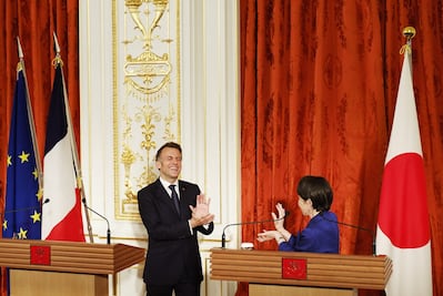 VIDEO ¡Kamehameha! Macron y primera ministra de Japón imitan el gesto de Goku en Dragon Ball