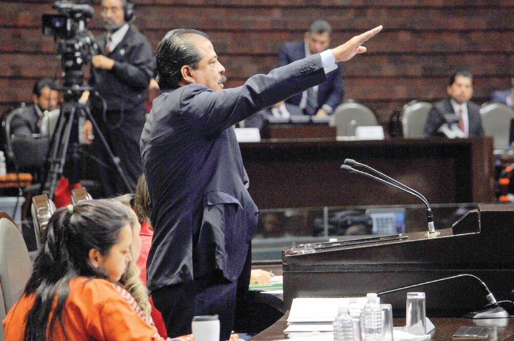 En jaque. Eviel Pérez fue cuestionado sobre las acciones por la reconstrucción, tras los sismos de septiembre del año pasado. Foto: DIEGO SIMÓN. CUARTOSCURO