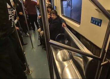Asientos en mal estado en un tren de la Línea 2 del Metro; usuarios alertan de riesgo