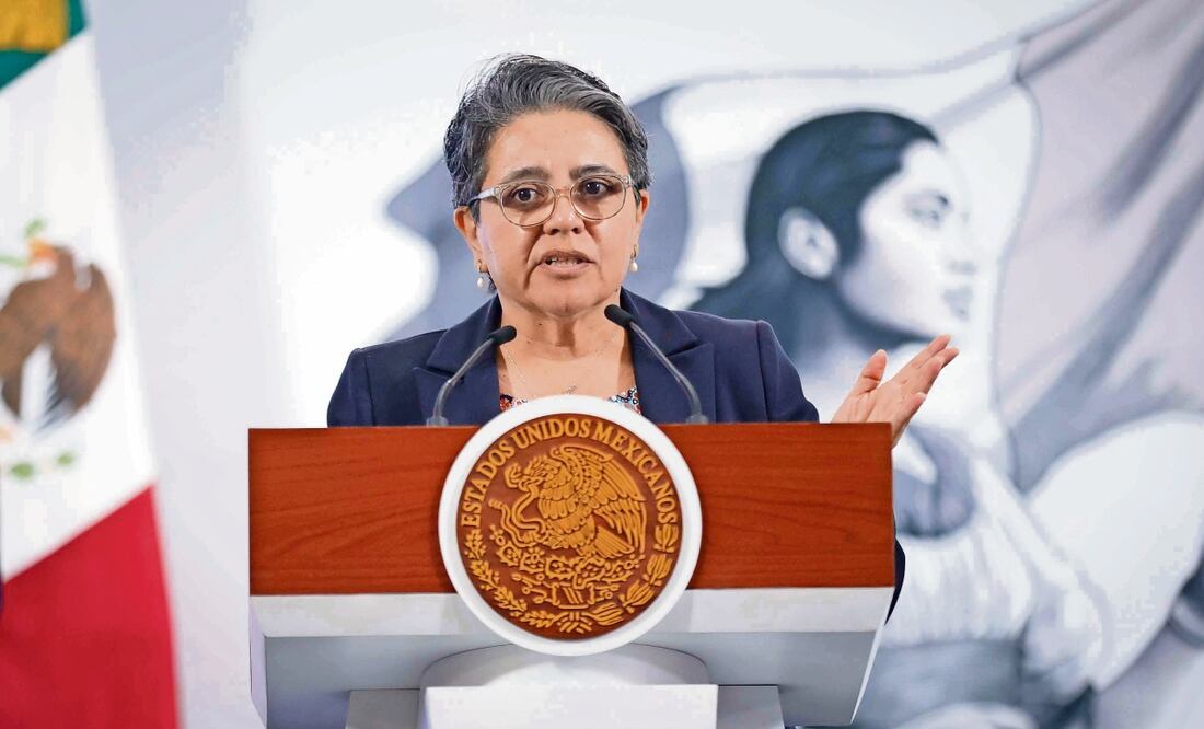 La secretaria Raquel Buenrostro afirmó que además de la inhabilitación de Biomics Lab México se investiga a otra empresa, y se turnará el caso a la FGR por falsificar permisos de Cofepris. Foto: Diego Simón Sánchez / EL UNIVERSAL