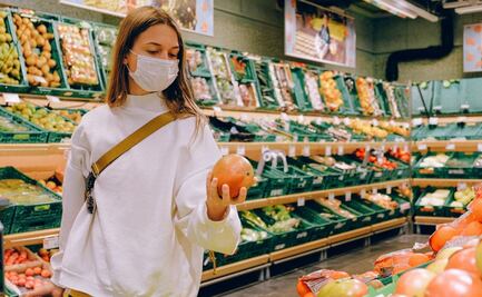 Un joven hizo compras en un supermercado y perdió el equilibrio al ver una de sus bolsas