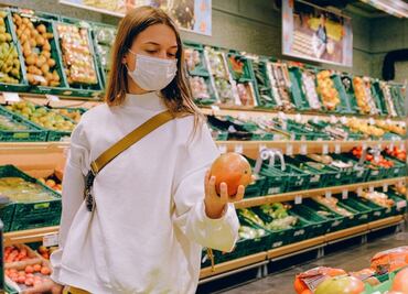 Un joven hizo compras en un supermercado y perdió el equilibrio al ver una de sus bolsas