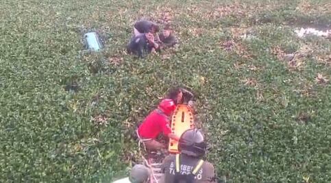 Automóvil pierde el control y cae en canal de la autopista Peñón-Texcoco; se reporta una persona fallecida