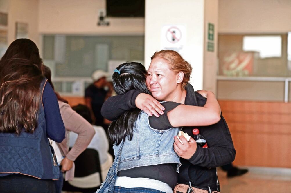 Los familiares de los lesionados esperaban a los representantes de la constructora para finiquitar los gastos médicos de sus pacientes (ALEJANDRA LEYVA. EL UNIVERSAL)