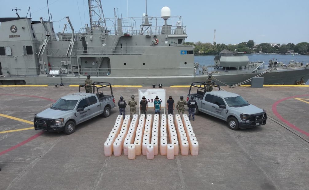 Marina asegura embarcación con 103 bidones de combustible en las costas de Michoacán (22/04/2026). Foto: Especial