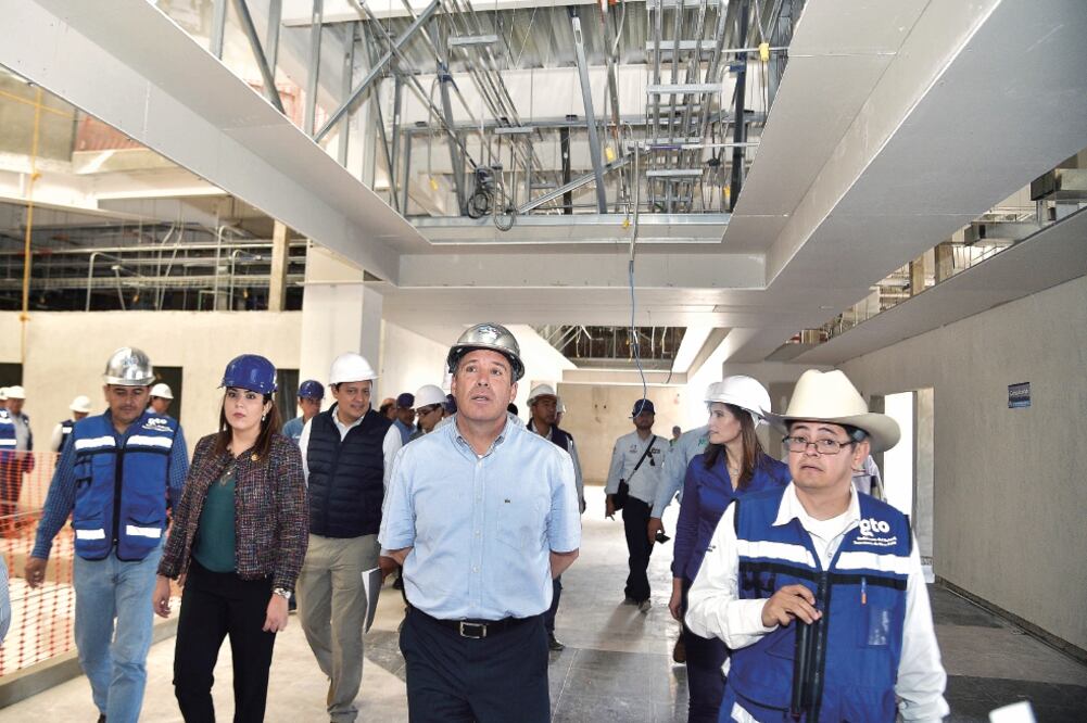 Durante el recorrido el gobernador Miguel Márquez Márquez dijo que se prevé la construcción de un albergue para atender a los familiares de los pacientes