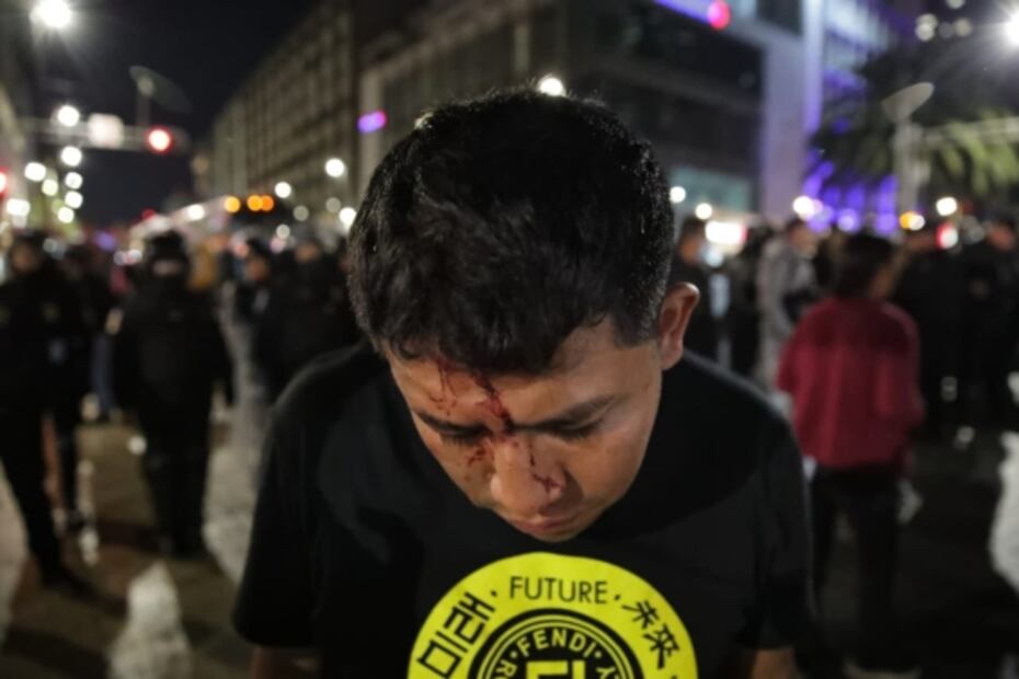 Video. Comerciantes bloquean avenidas Balderas y Juárez; vandalizan vehículo del gobierno CDMX